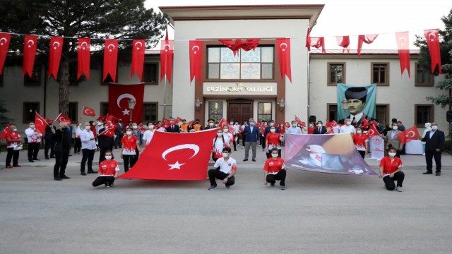 Erzincanda 19.19da hep bir ağızdan İstiklal Marşı okundu