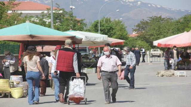 Erzincanda 3 yerde semt pazarı kuruldu