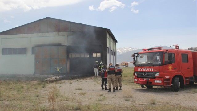 Erzincanda boş depoda çıkan yangın paniğe sebep oldu