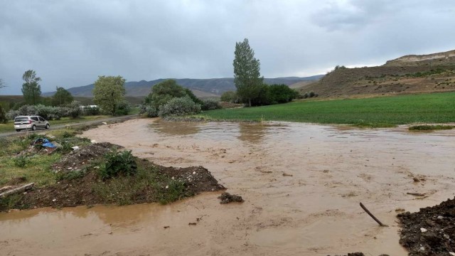 Erzincanda sağanak sonrası derelerden sel geldi