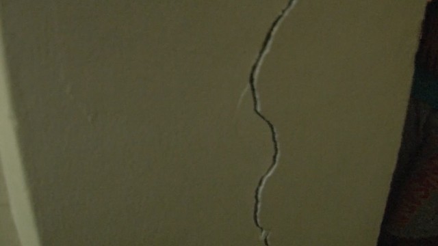 Esenlerde kolonları çatlayan 3 katlı binanın sakinleri yakınlarına sığındı