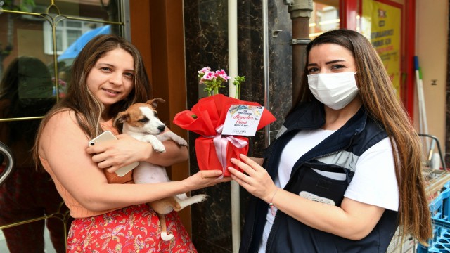 Esenyurt Belediyesinden hayvansever annelere sürpriz kutlama