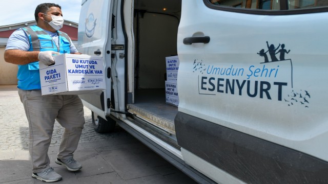 Esenyurtta gıda kolisi ve sıcak yemek dağıtımları devam ediyor
