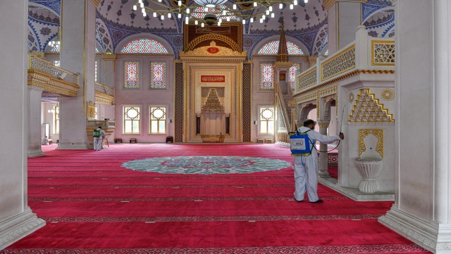 Esenyurtta Kadir Gecesi öncesi camiler dezenfekte edildi