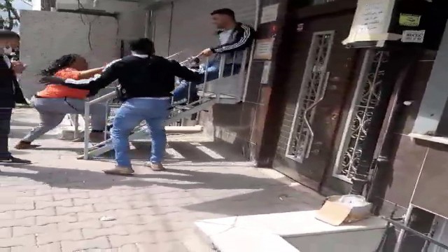 Esenyurtta parası çalınan Afrikalılar ile şüpheliler arasında kavga