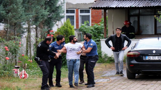 Eşine kızdı, evini ateşe verip kendisini içeriye kilitledi