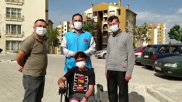Eski tekerlekli sandalyeleri yenileyerek yeni sahipleriyle buluşturuyor