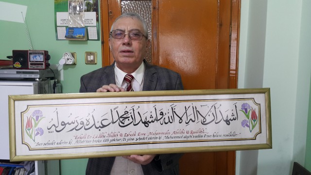 Eskişehirli hattat Ömer Yiğit, pandemi döneminde ‘hat sanatı ile ilgili eserlerini evinde sergiliyor