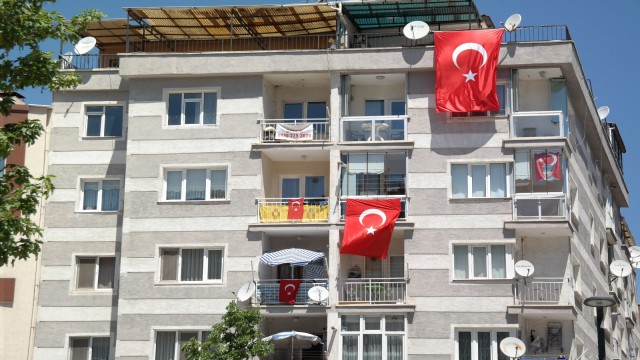 Eskişehirliler 19 Mayıs kutlamasını balkon ve pencerelere taşıdı