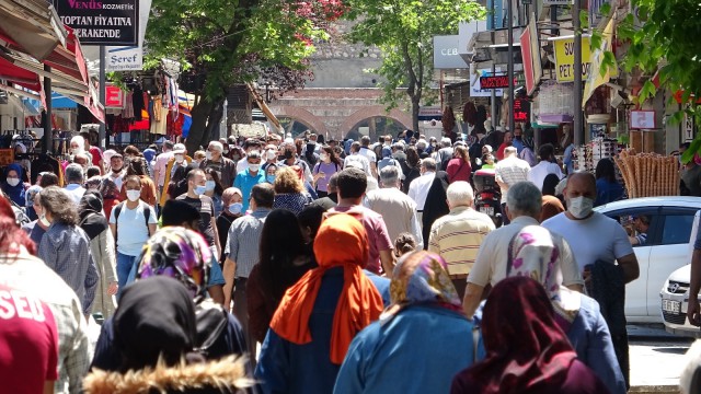 Evde bunalan vatandaşlar, kendilerini sokağa attı