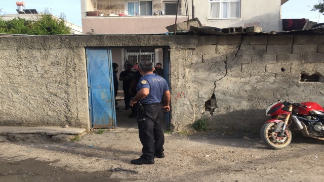 Evde patlama: 1i çocuk 3 kişi ağır yaralandı