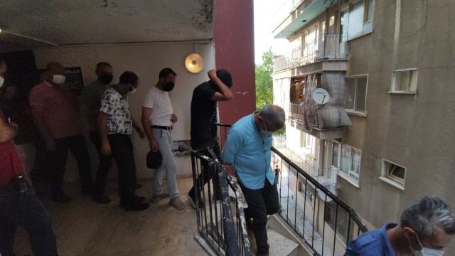 Evi kumarhaneye çeviren 10 kişi suçüstü yakalandı