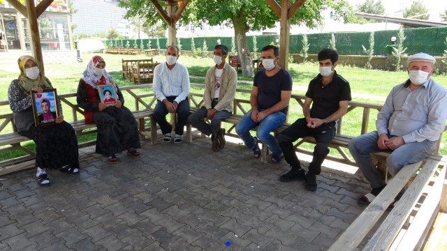 Evlat nöbetindeki aileler kısıtlamaya rağmen direniyor