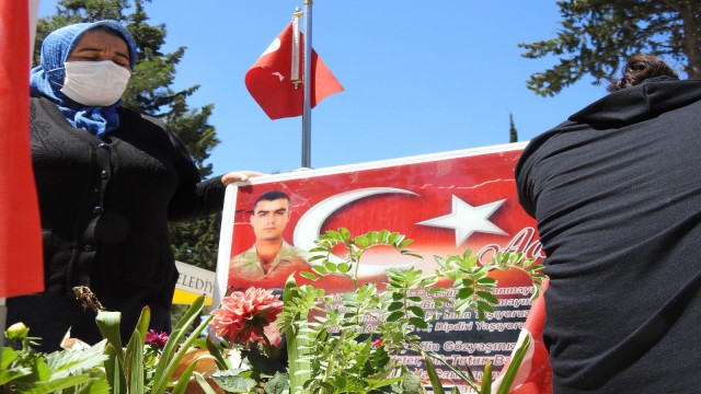 Evlat nöbetindeki aileler: PKK ile İsrail aynıdır