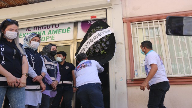 Evlat nöbetindeki baba, HDPnin kapısına siyah çelenk bıraktı