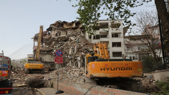 Eyüpsultanda riskli yapıların yıkımı sürüyor