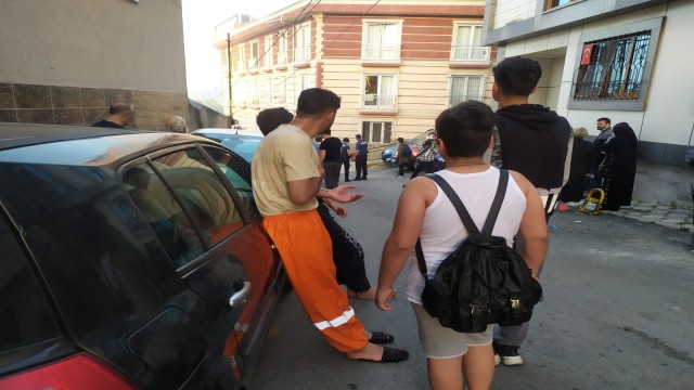 Eyüpte 3 katlı binanın çatı katında yangın: Mahsur kalan vatandaşlar son anda kurtarıldı