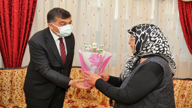 Fadıloğlu, şehit annesinin anneler gününü kutladı