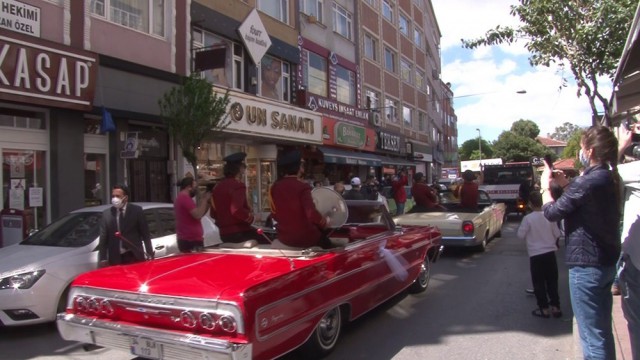 Fatihte Anneler Gününe özel 15 bin çiçek dağıtıldı