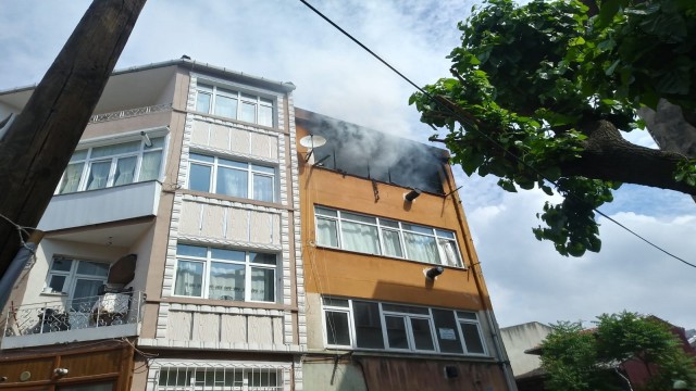 Fatihte çıkan yangında bir ev küle döndü