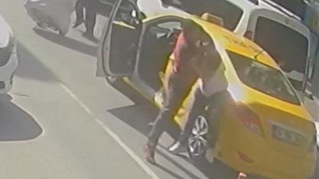 Fatihte taksici ve yolcunun kısa mesafe kavgası kamerada