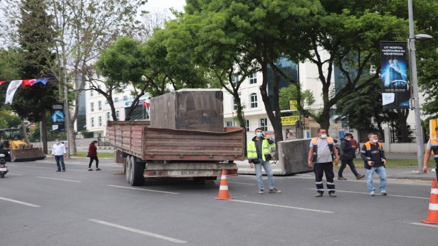 Fatihte tırın üzerindeki 13 tonluk beton blok yola devrildi