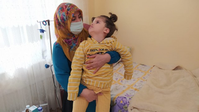 Fedakar anne ömrünü engelli kızına adadı