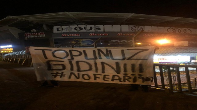 Fenerbahçe Stadına tepki parkartı: Topunuz gidin