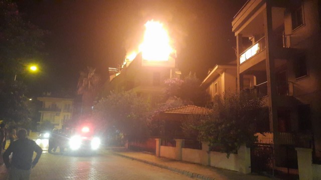 Fethiyede çatı katı yangını