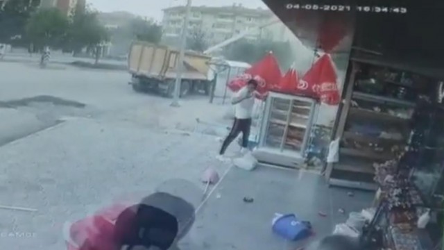 Fırtına dondurma dolabını savurdu, o anlar kameraya yansıdı