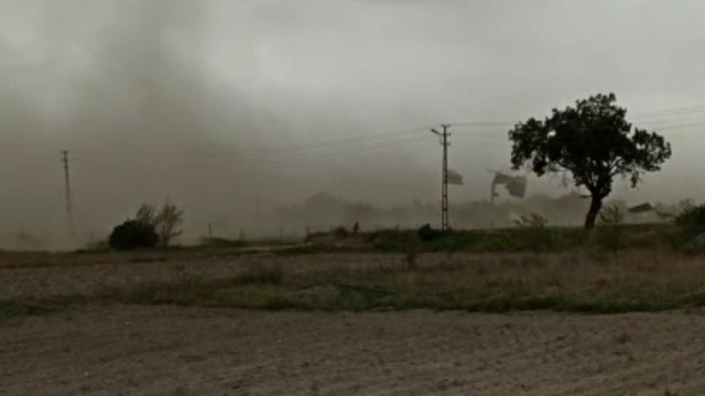 Fırtına toz bulutları oluşturdu, binaların çatı ve dış yalıtımını söktü