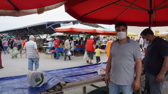 Foçada semt pazarlarına yoğun ilgi