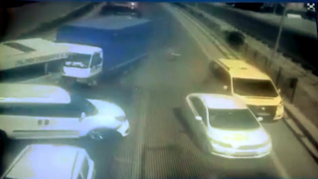 Freni patlayan kamyon araçların arasına daldı: 2 yaralı