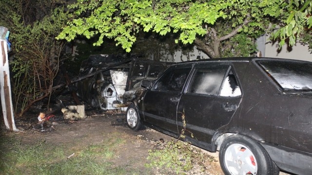 Garaj yangınında 3 araç yandı