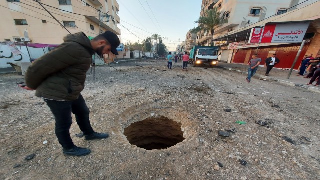 Gazzede 40 cadde ve kavşak hava saldırıları sonucu kullanılamaz hale geldi