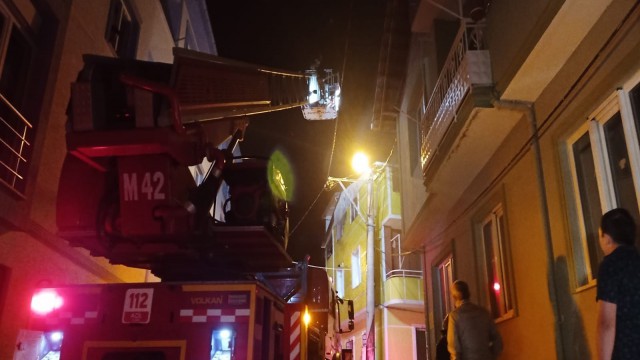 Gemlikte korkutan yangın: Dumandan etkilenen 2 kişi hastaneye kaldırıldı