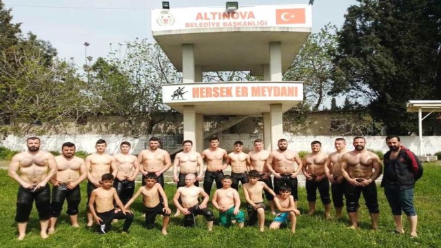 Genç güreşçiler, müsabakaların ertelenmesine rağmen antrenmanlara devam ediyor