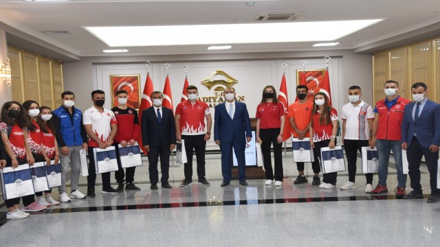 Genç milli sporcular Vali Çuhadar ile bir araya geldi