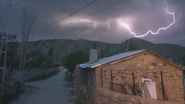 Gökyüzünde çakan şimşekler görsel şölen oluşturdu