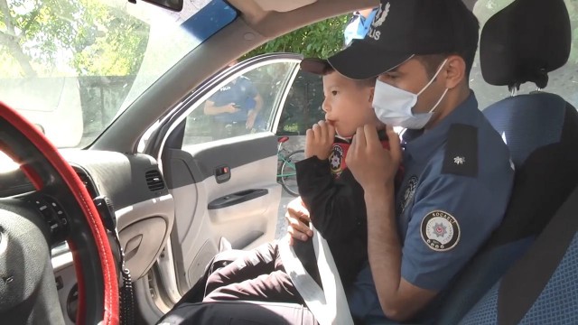 Görevden göreve koşan polis ekiplerinden alkışlanacak hareket