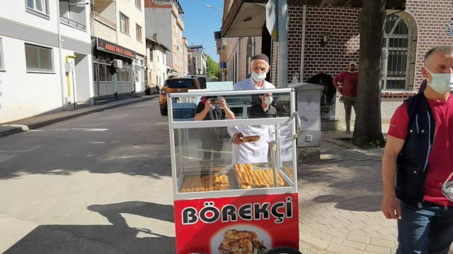 Guinness Rekorlar Kitabına giren börekçiden Habib Amcaya destek