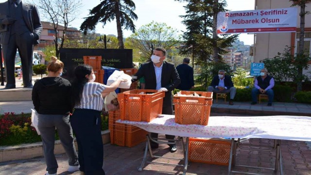Gülüçte vatandaşlara pide dağıtıldı