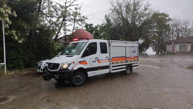 Gürle dağından atlayan paraşütçü kayboldu