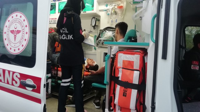 Hafif ticari araç otomobile arkadan çarptı: 1i ağır 3 yaralı