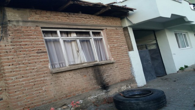 Hafriyat kamyonun tekerliği yerinden fırlayarak patladı