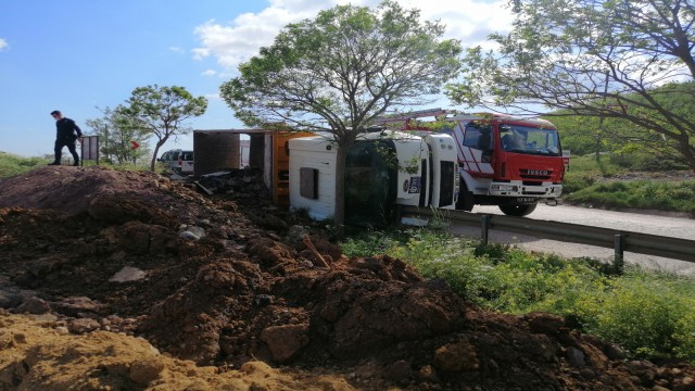 Hafriyat yüklü belediye kamyonu devrildi: 1 yaralı