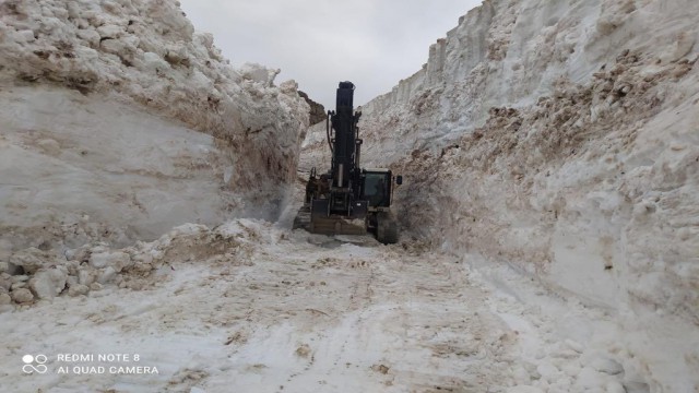 Hakkaride 8 metre karla mücadele