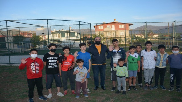 Hala sahada sakatlanan minikler belediye başkanından bakın ne istedi