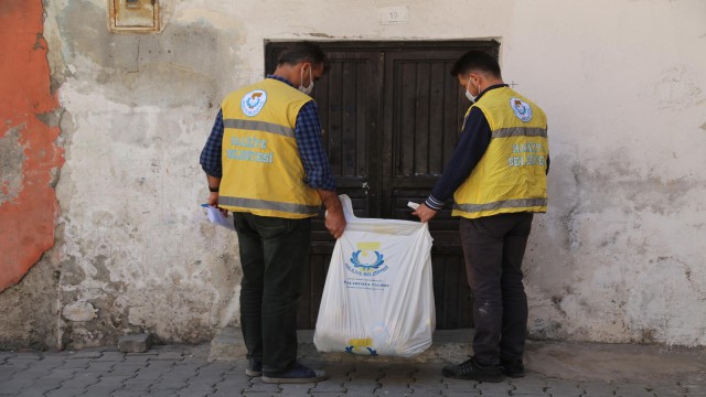 Haliliye Belediyesi Ramazan ayında kapıları tek tek çaldı