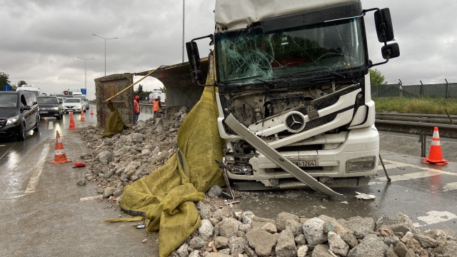 Hasdalda feci tır kazası: 2 yaralı